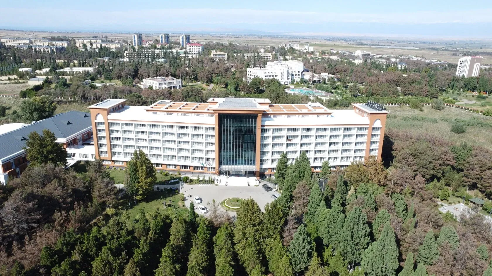 Корпус Chinar Hotel & Spa в сосновом парке, вид с высоты