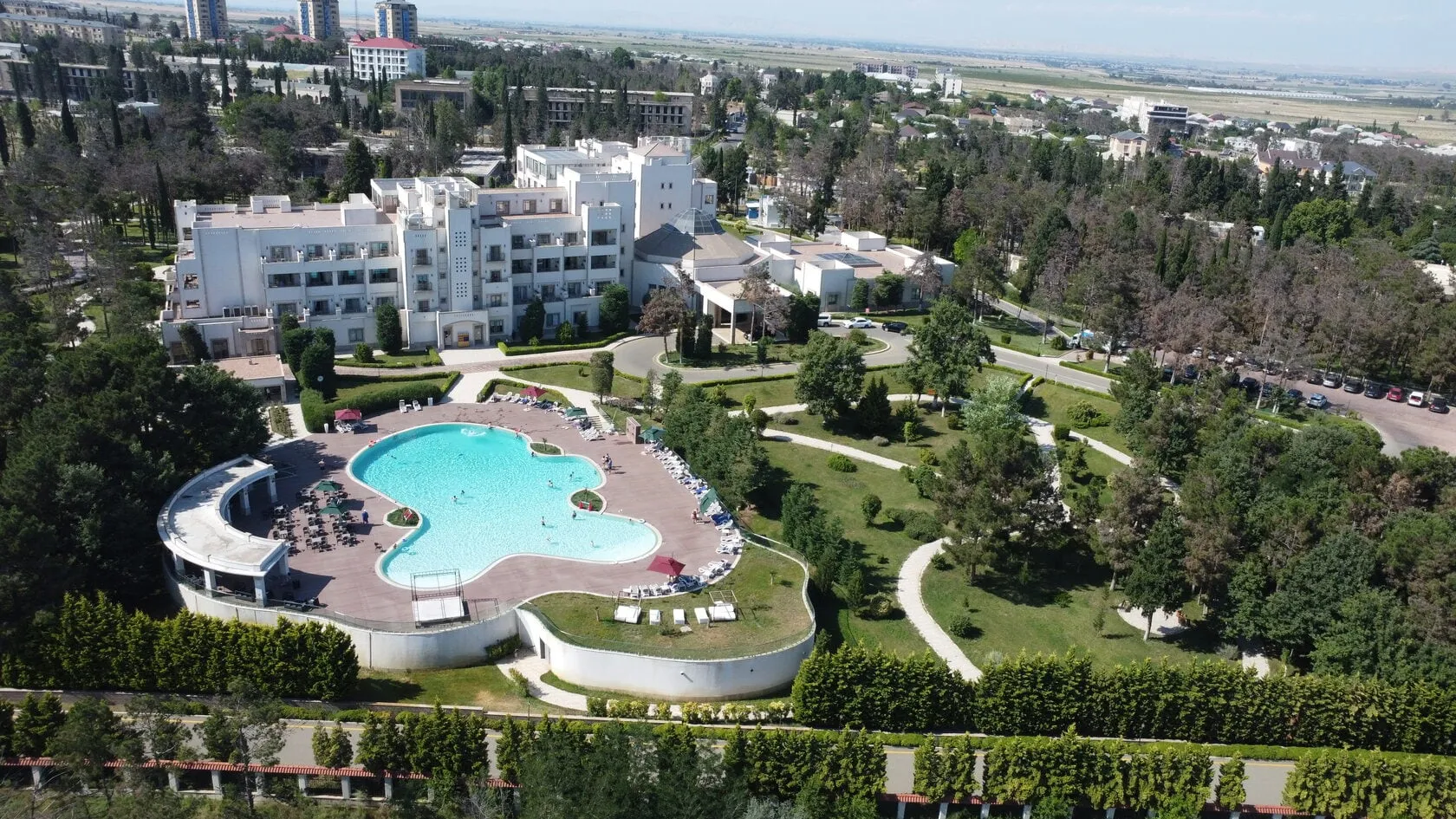 Garabag Resort & Spa с высоты: корпус, открытый бассейн и парк